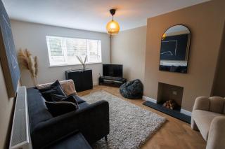 Uber Stylish 3 bedroom home off Road parking near town centre and Bike Park Wales - 1