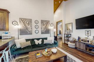 Sweet Strawberry Cabin - Pine - 8