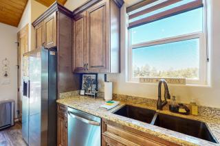 Sweet Strawberry Cabin - Pine - 3