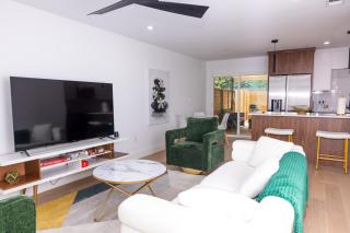 Luxe Retreat, Modern Gem with Private Backyard Oasis - Austin - 2
