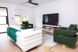 Luxe Retreat, Modern Gem with Private Backyard Oasis - Austin - 8