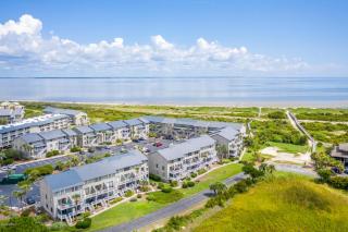 Palmetto Corner, Steps to the Beach - - 0