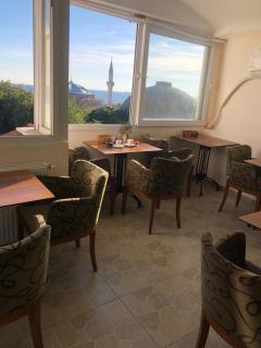 BACHOS HOTEL SULTANAHMET enjoy breakfast on the teracce with a sea view - 9