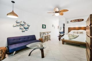 DOWNTOWN Hawaiian Theme Condo with Hot Tub, Pool & Beach - Kona Islander Inn - Kailua-Kona - 2