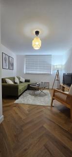 Salisbury City Centre 2-Bedroom Serviced Accommodation-Apartment - PennyVille - 6