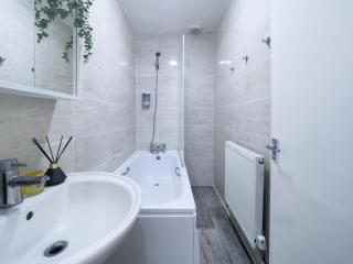 F1 Cozy 2 Bed Flat Opposite Olympia London Sleeps 5 People - Londra - 1