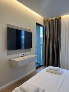 Modern New Apartment near Lake - 0