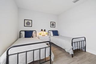 New! Few minutes to Downtown, 10 to the Beach! - 2