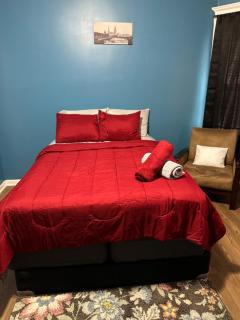 Fidelia Garnet Room, Queen Bed Minutes from Newark Liberty International Airport and Newark Penn Station - Newark - 2