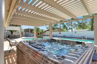 Spacious 4BR plus Den with Pool, Jacuzzi, BBQ, Near Strip - Las Vegas - 6
