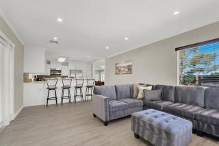 Spacious 4BR plus Den with Pool, Jacuzzi, BBQ, Near Strip - Las Vegas - 5