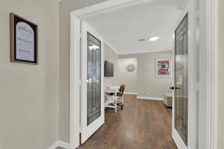 Spacious 4BR plus Den with Pool, Jacuzzi, BBQ, Near Strip - Las Vegas - 3