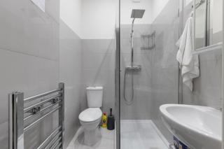 Cozy City Retreat with 4 bedrooms for up to 11 guests - Londen - 4