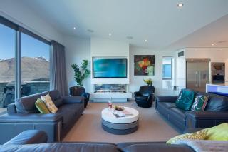 Alpine Edge Villa- AC- Free Parking- Hot Tub- BBQ - 4