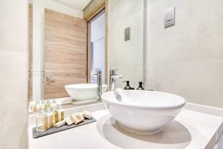 5 Mins to JBR Beach, Luxury Studio in Dubai Marina's Best Tower - Dubai - 4