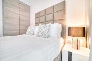 5 Mins to JBR Beach, Luxury Studio in Dubai Marina's Best Tower - Dubai - 3