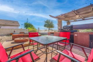 Family Fun Retreat Themed Rooms BBQ & Golf Course - Avondale - 0