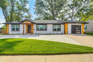 Stylish and Modern Lenexa Haven with Fire Pit and Deck! - Lenexa - 8