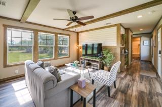 Pet-Friendly Hill Country Hideaway with Deck - - 0