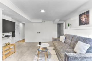 Lovely Apt Near Zoo with Self Check-In, Smart TV - Omaha - 1