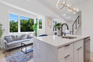 Modern 5-Bedroom Apartment with Rooftop & Garden in Capitol Hill - 3