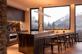180 Park a Lakefront Masterpiece, Relax it's Done holiday home - Queenstown - 1