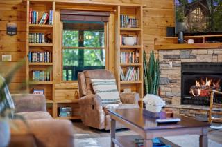 Gray Fox Den Theater & Arcade, Hot Tub, Views - 3