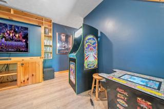 Gray Fox Den Theater & Arcade, Hot Tub, Views - Gatlinburg - 6