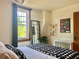 Retro-chic retreat in the heart of Wakefield - 8