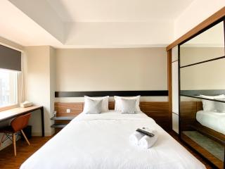 Homey and Simply Look Studio Gateway Park LRT City Bekasi Apartment By Travelio - Bekasi - 9