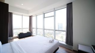 Minimalist with Beautiful View 2BR at Grand Sungkono Lagoon Apartment By Travelio - Surabaya - 6
