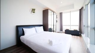 Minimalist with Beautiful View 2BR at Grand Sungkono Lagoon Apartment By Travelio - Surabaya - 8