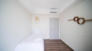 Minimalist with Beautiful View 2BR at Grand Sungkono Lagoon Apartment By Travelio - Surabaya - 5