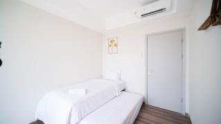 Minimalist with Beautiful View 2BR at Grand Sungkono Lagoon Apartment By Travelio - Surabaya - 4