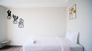 Minimalist with Beautiful View 2BR at Grand Sungkono Lagoon Apartment By Travelio - Surabaya - 3