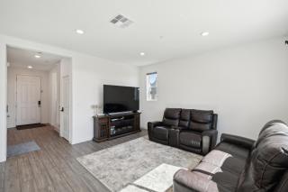 Spacious 3BR Home with Charming Backyard home - Folsom - 1