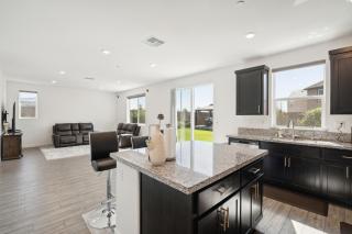 Spacious 3BR Home with Charming Backyard home - Folsom - 7