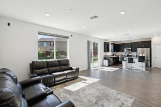 Spacious 3BR Home with Charming Backyard home - Folsom - 8