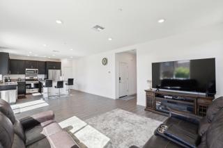 Spacious 3BR Home with Charming Backyard home - Folsom - 6