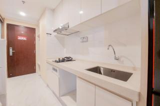 Well Furnished and Homey Studio Room Sky House BSD Apartment By Travelio - Tangerang - 7