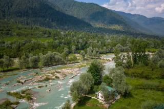StayVista at Water's Edge with Sprawling Riverside Views - Chak-i-Dāra - 5