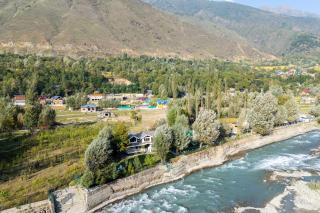StayVista at Water's Edge with Sprawling Riverside Views - Chak-i-Dāra - 6