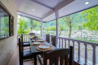 StayVista at Water's Edge with Sprawling Riverside Views - Chak-i-Dāra - 3