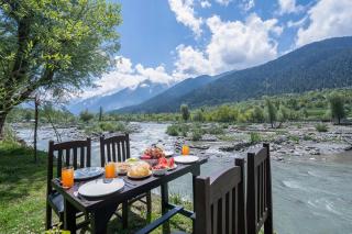 StayVista at Water's Edge with Sprawling Riverside Views - Chak-i-Dāra - 8