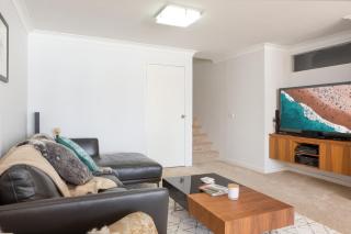 Beachfront Manly Apartment With Balcony & Parking - Sydney - 5