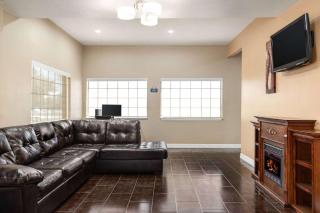 Days Inn by Wyndham San Antonio Near Fiesta Park - 3