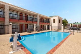 Days Inn by Wyndham San Antonio Near Fiesta Park - San Antonio - 2