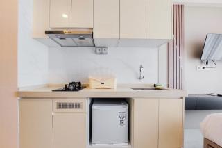 Comfy and Best Choice Studio at Sky House BSD Apartment By Travelio - 1