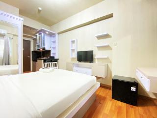 Relaxing Studio Room at Suites @Metro Apartment By Travelio - 7