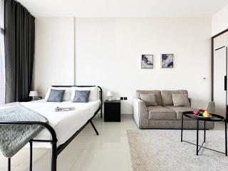 Trophy - Sunflower Sunrise Studio w free parking - Dubai - 2